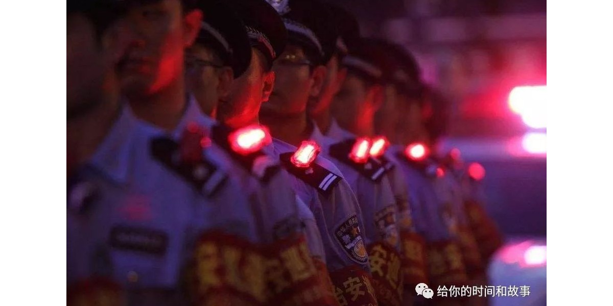 夜間出警、巡邏必備裝備之一 肩燈